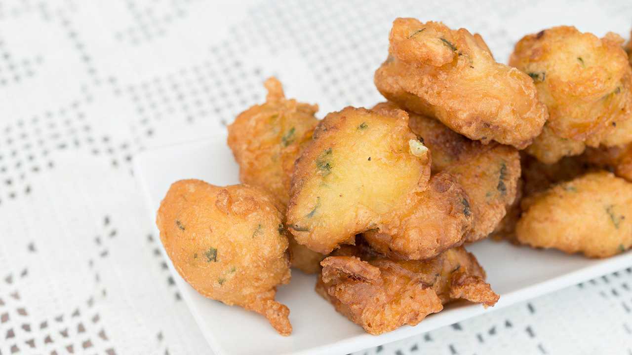 Frittelle di baccalà, la ricetta morbida e croccante