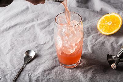 Aggiungete Campari e spremuta