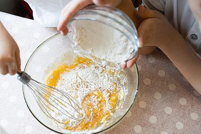 Mescolate gli ingredienti per la torta