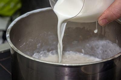 Sciogliete burro e caffè nel latte