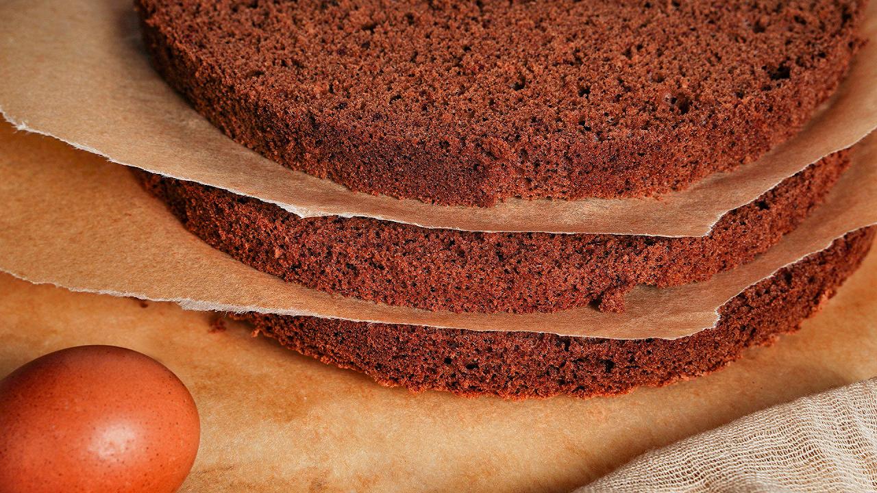 Pan di Spagna al cacao, la ricetta e i trucchi per farlo soffice