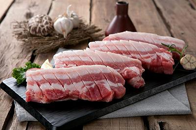 Tagliate la pancetta e marinatela