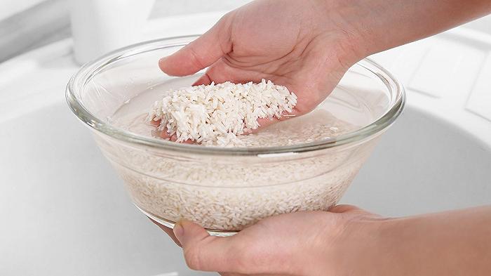 Come sciacquare il riso dall’amido e quando farlo