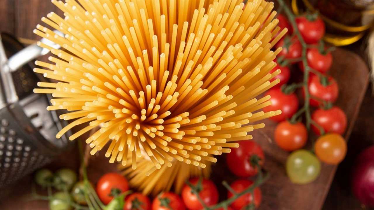 Lo sfottò dei tifosi dell’Albania a quelli dell’Italia non poteva che avere a che fare col cibo