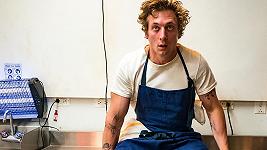 Lo staff del Noma ospita The Bear e insegna a Jeremy Allen White a tagliare il calamaro