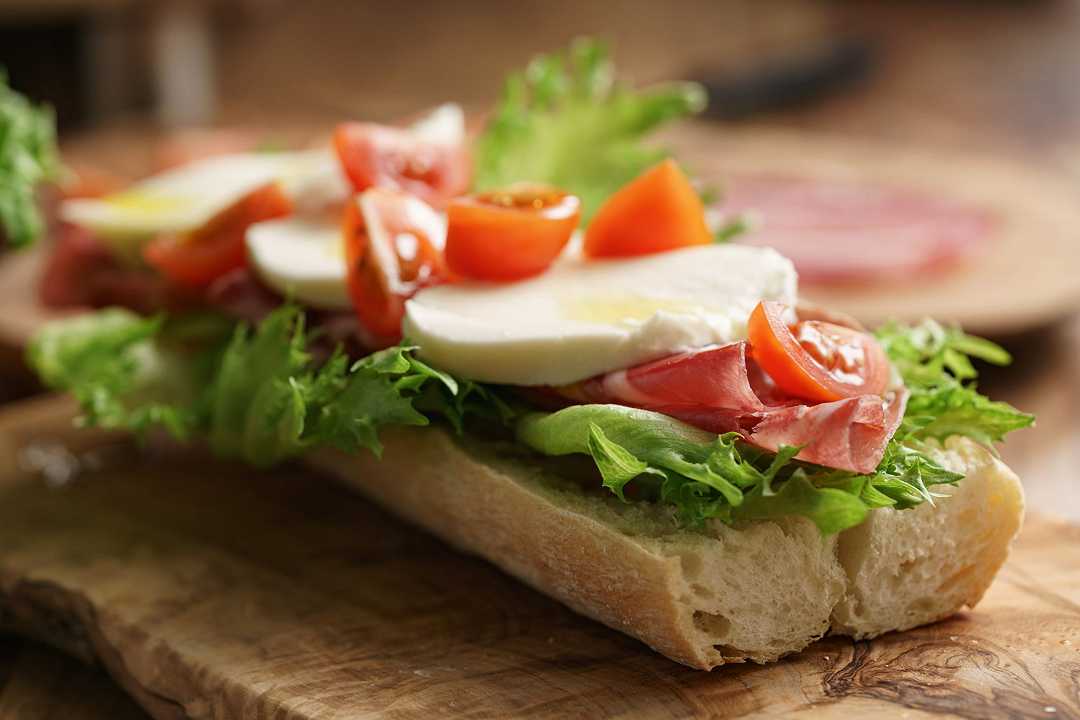 Zingara ischitana, la ricetta originale del panino della movida sull’Isola