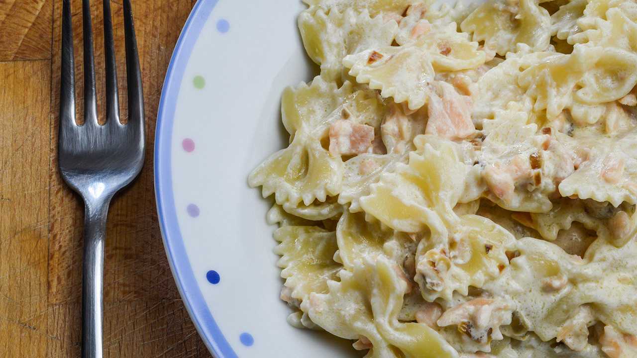 Farfalle alla crema di salmone, la ricetta veloce, legata ed equilibrata