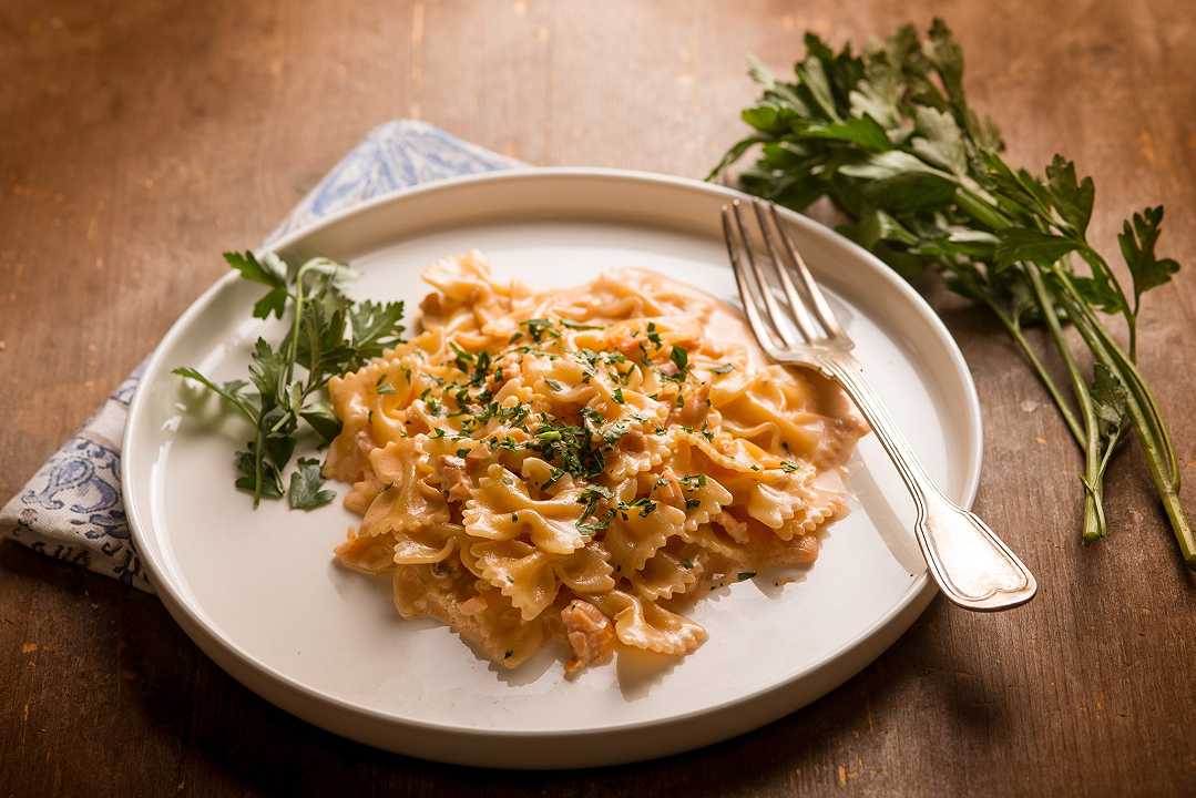 Farfalle alla crema di salmone, la ricetta veloce, legata ed equilibrata