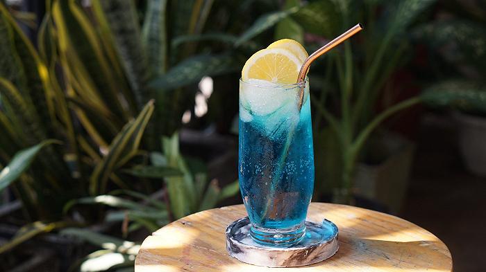 Blue lagoon, la ricetta del cocktail blu che si serve ghiacciato