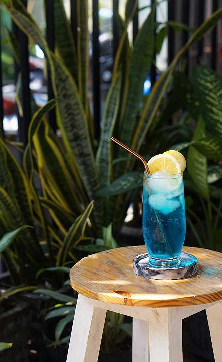 Blue lagoon, la ricetta del cocktail blu che si serve ghiacciato