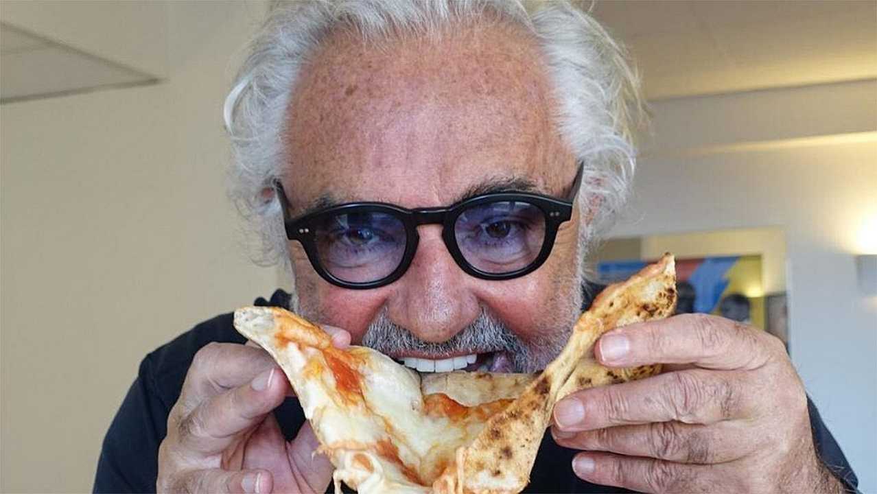 Perché la pizza a 17 euro di Flavio Briatore a Napoli non è una notizia