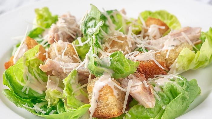 Già che celebrate la Caesar Salad, sappiate che non ha nulla a che fare con Giulio Cesare