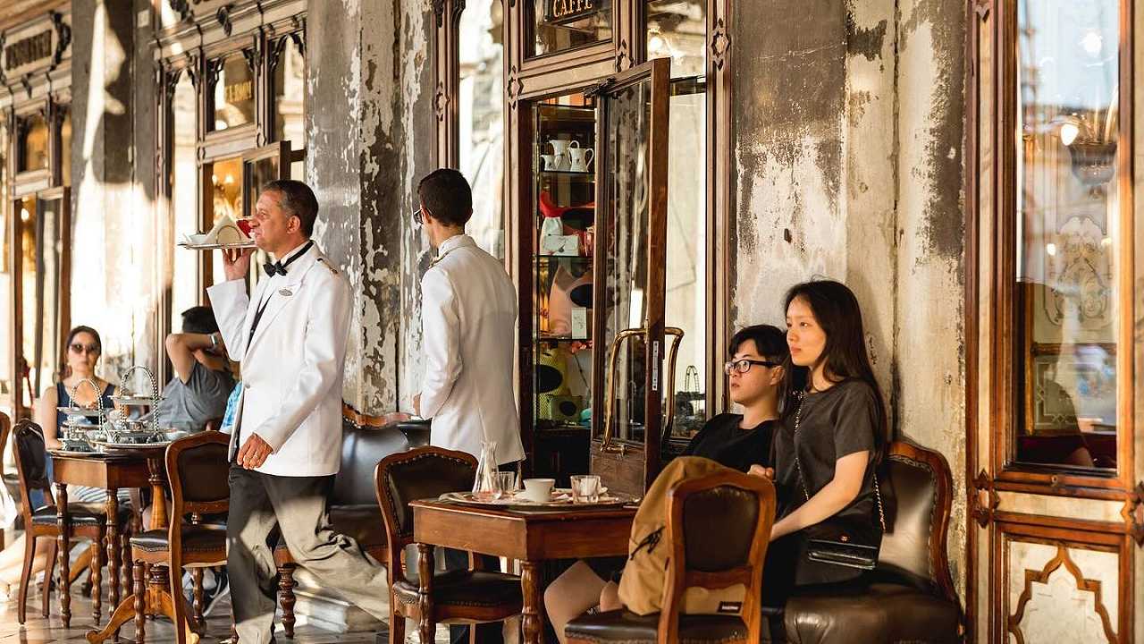 Il Caffè Florian a Venezia si toglie la giacca: è colpa del riscaldamento globale