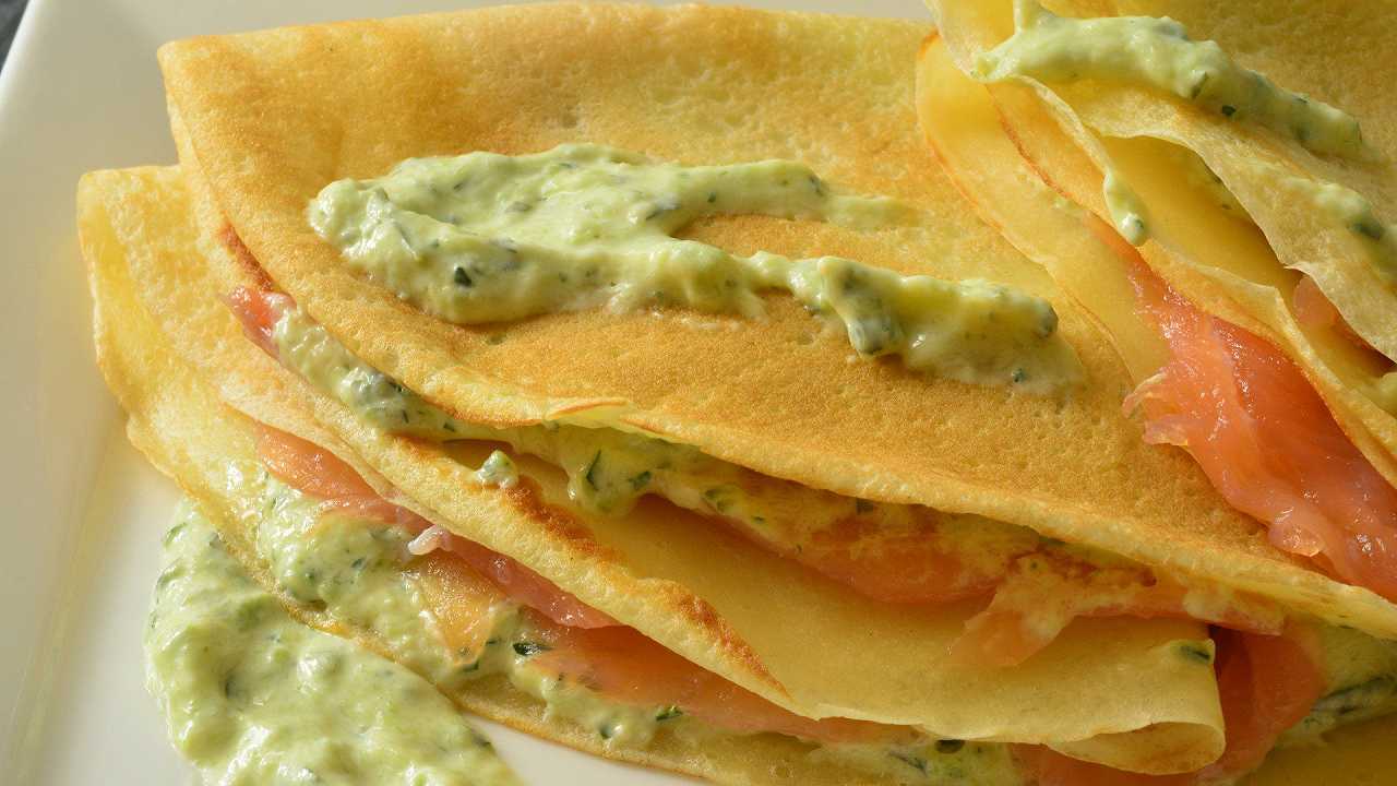 Crespelle al salmone, la ricetta alla francese, con crema di formaggio e zucchine