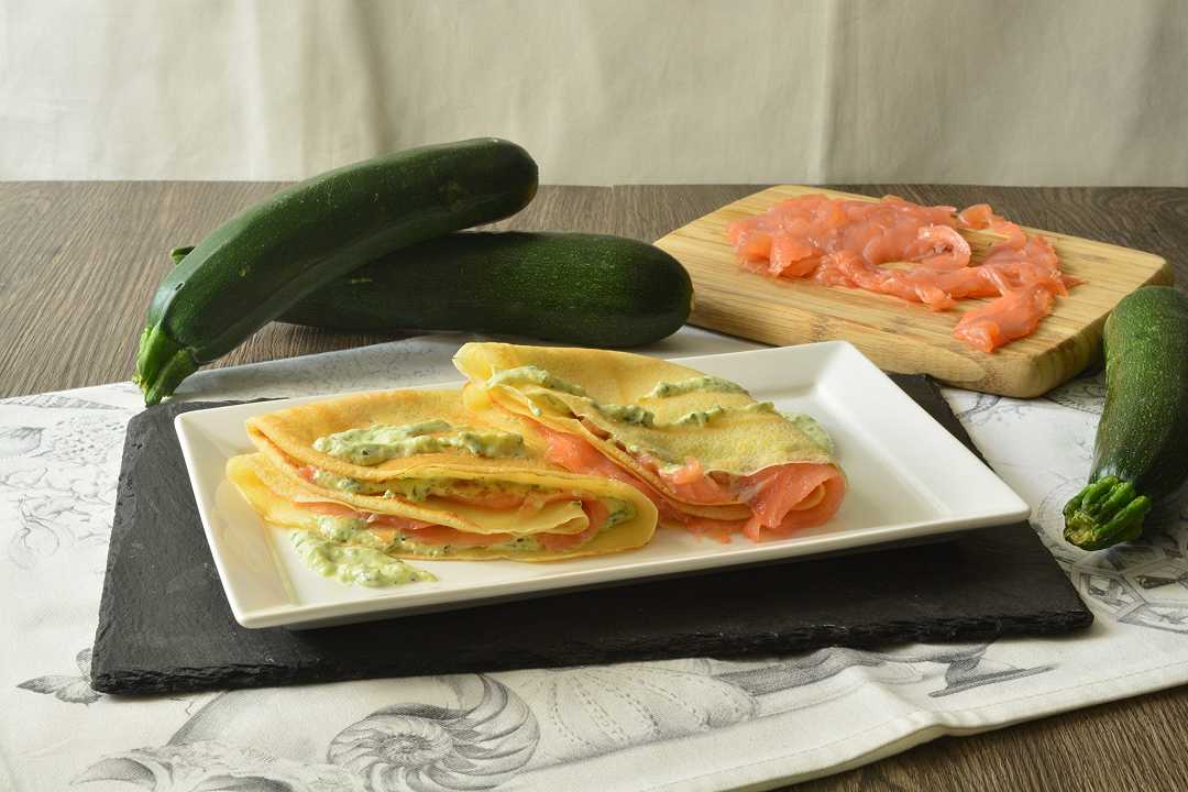 Crespelle al salmone, la ricetta alla francese, con crema di formaggio e zucchine