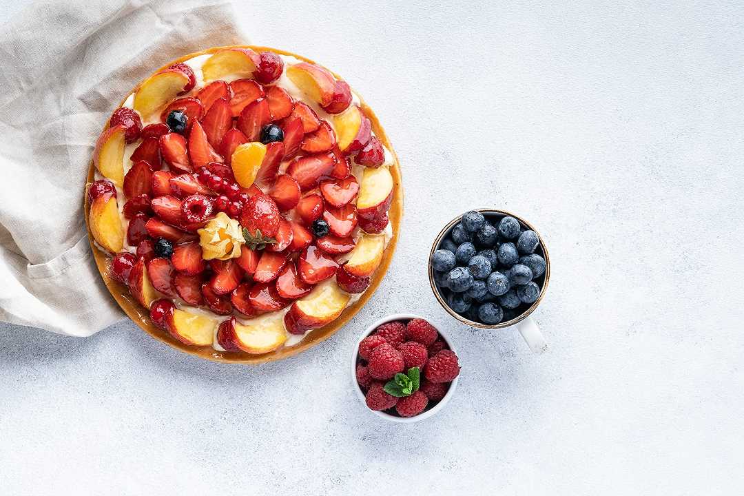 Crostata di frutta estiva, la ricetta di una torta fresca, bella e facile da fare