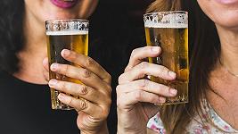 Le donne bevono più alcol di una volta, ma questa non dovrebbe essere una notizia