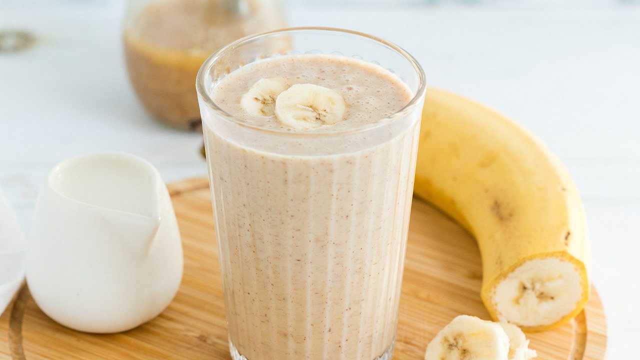 Frappè alla banana, la ricetta da preparare con il latte e il ghiaccio o con il gelato