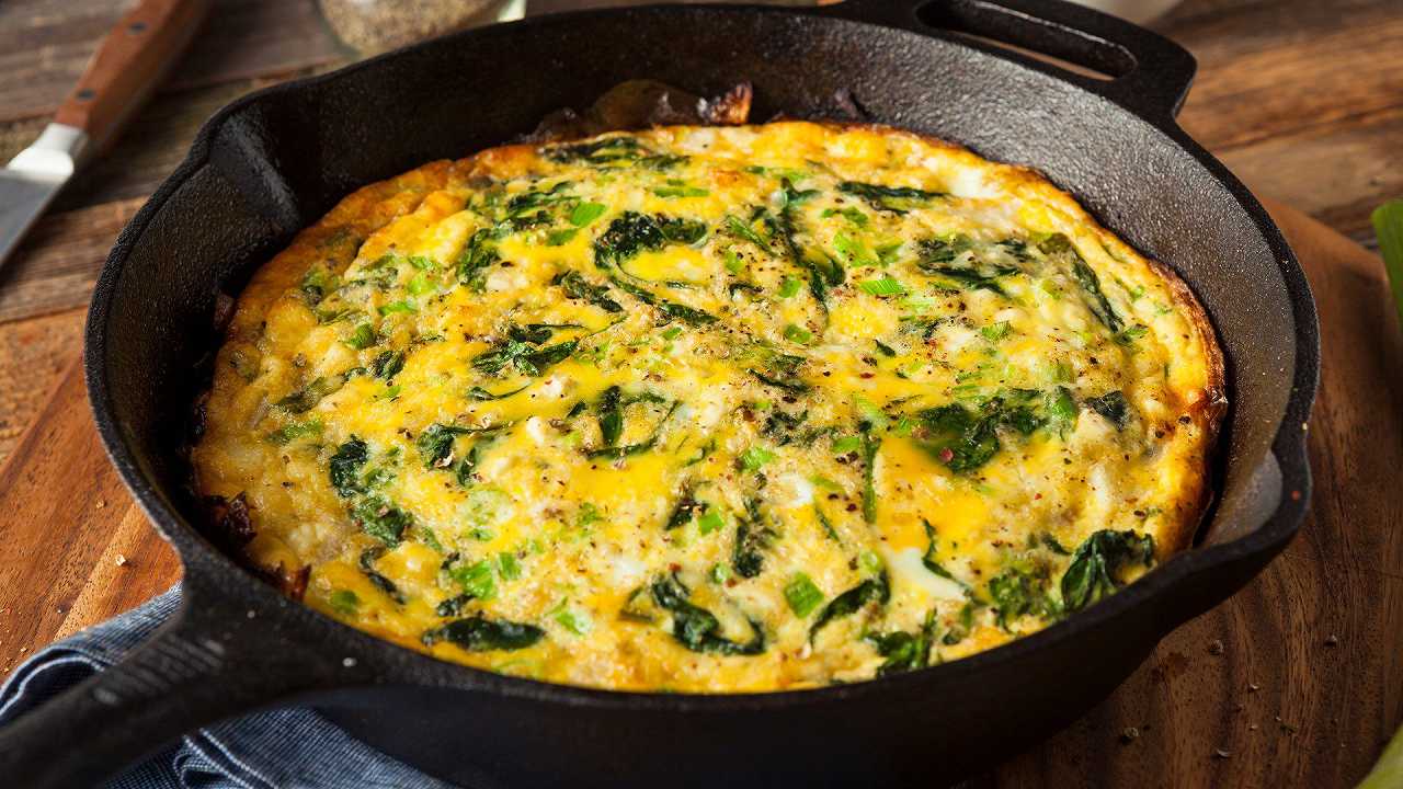 Frittata con ricotta e spinaci, la ricetta morbida e cremosa