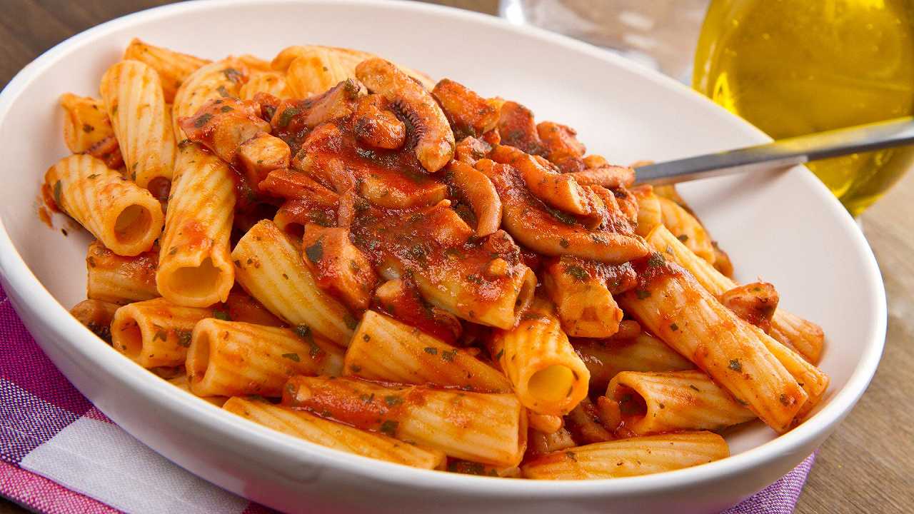 Genovese di polpo, la ricetta napoletana della pasta con ragù di mare