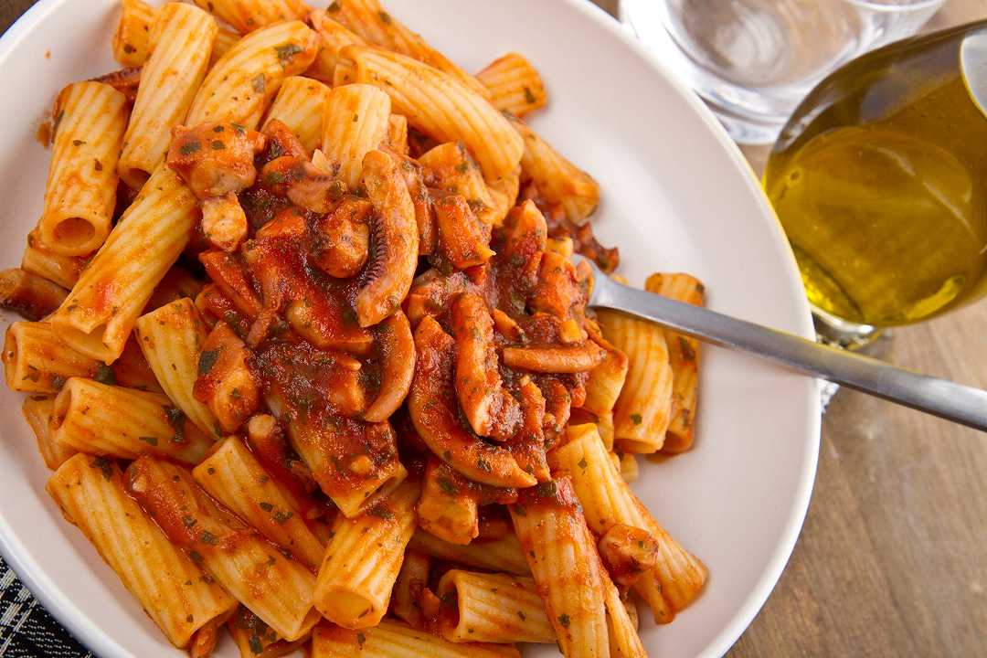 Genovese di polpo, la ricetta napoletana della pasta con ragù di mare