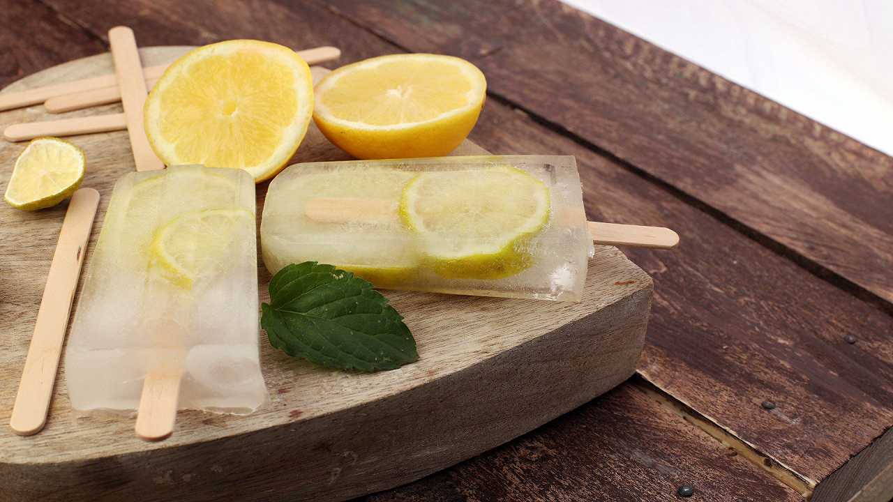 Ghiaccioli al limone fatti in casa, la ricetta con 3 ingredienti e molte varianti