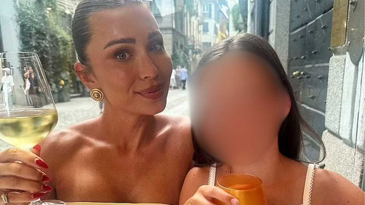 La baby influencer australiana che sta andando in giro a demolire i ristoranti europei sui social di mamma