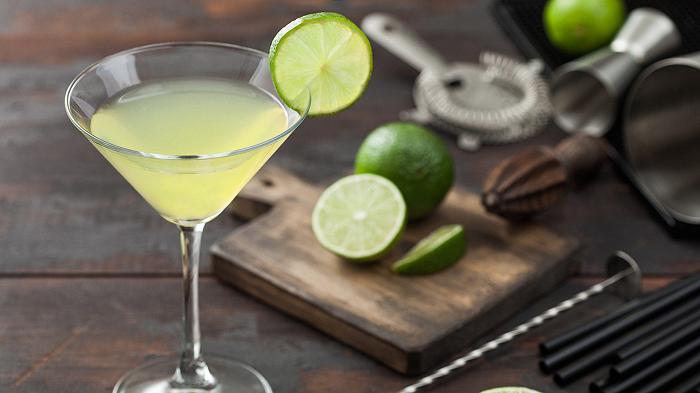 Kamikaze cocktail, la ricetta di un famoso twist del Martini con succo fresco di lime