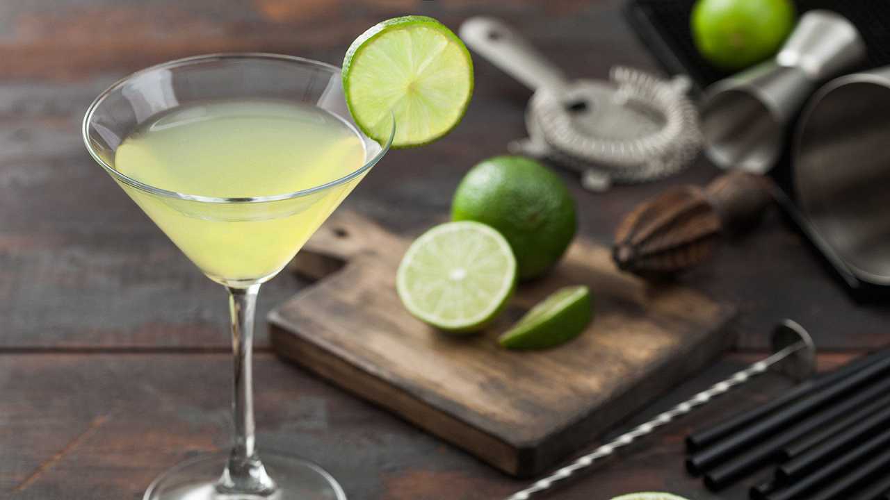 Kamikaze cocktail, la ricetta di un famoso twist del Martini con succo fresco di lime