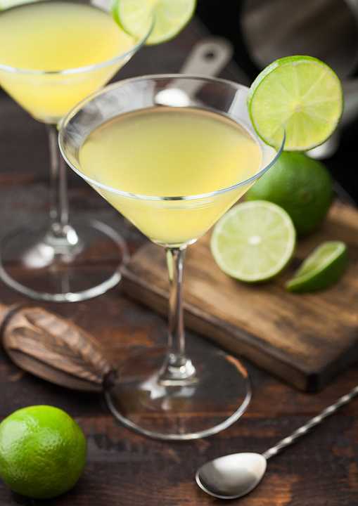 Kamikaze cocktail, la ricetta di un famoso twist del Martini con succo fresco di lime