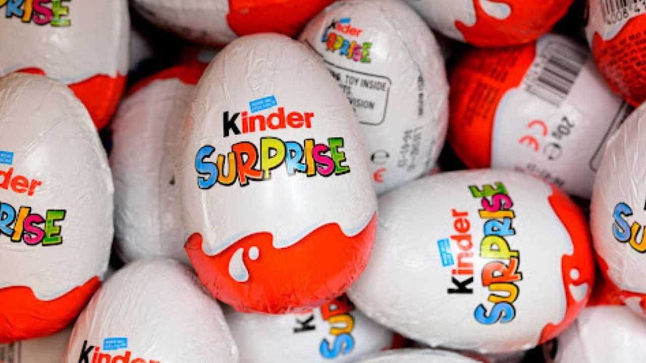 Le lavoratrici confezionano gli Ovetti Kinder per 5 euro l’ora: la denuncia dei sindacati