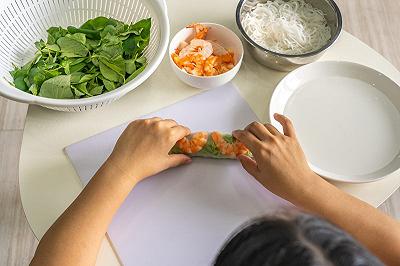 Chiudete gli involtini vietnamiti