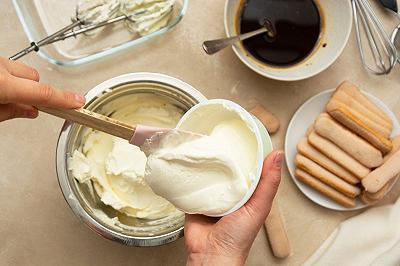 Preparate il semifreddo e congelatelo
