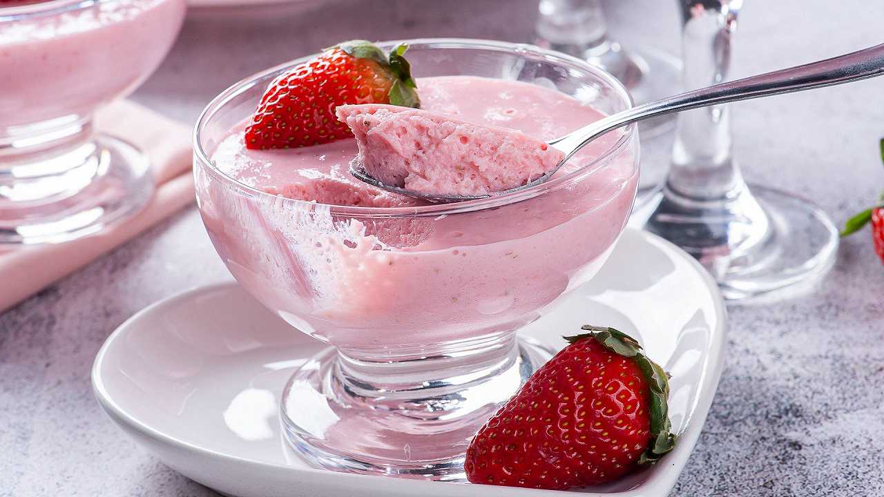 Mousse di fragole, la ricetta veloce, senza cottura e bella da vedere