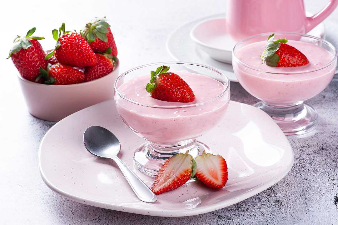 Mousse di fragole, la ricetta veloce, senza cottura e bella da vedere