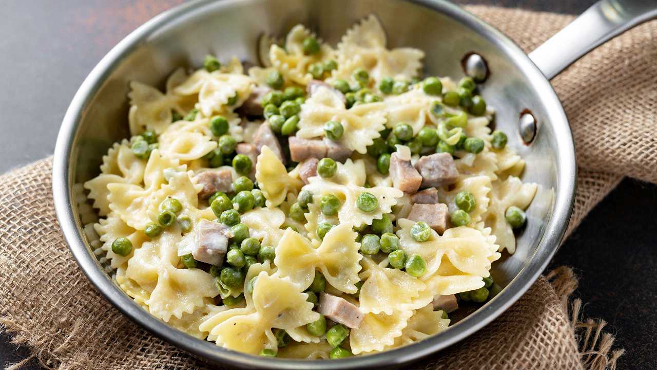 Pasta piselli e prosciutto, la ricetta con e senza panna