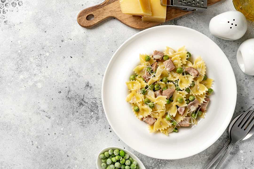 Pasta piselli e prosciutto, la ricetta con e senza panna