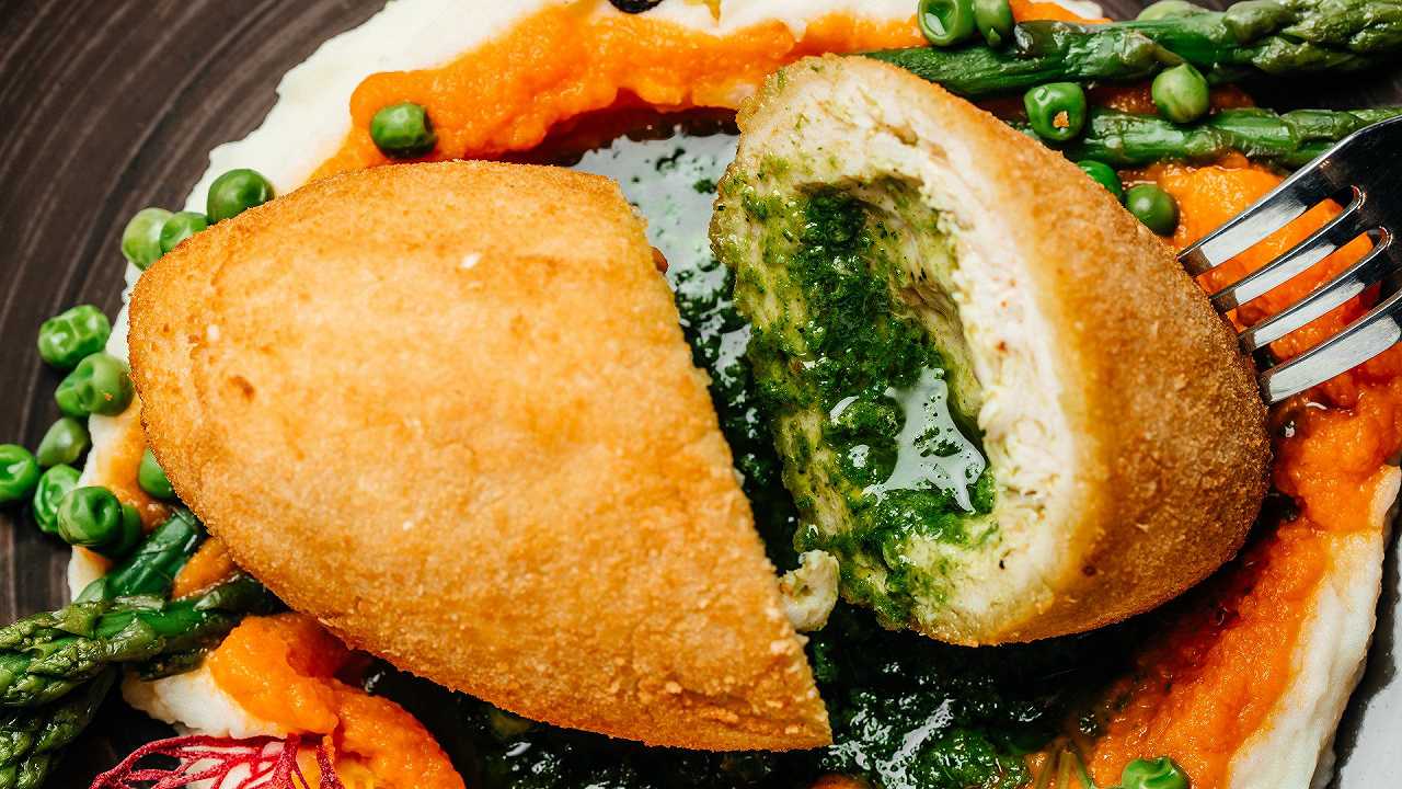 Pollo alla Kiev, la ricetta delle cotolette ripiene di burro