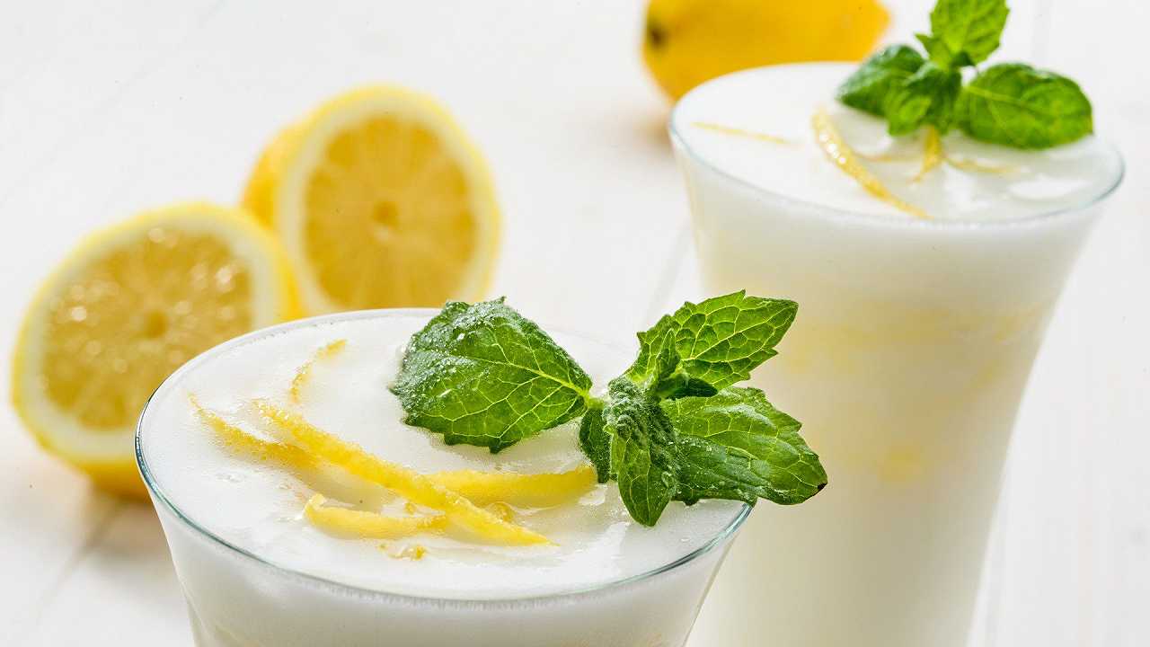 Sorbetto al limone fatto in casa, la ricetta veloce per un risultato cremoso