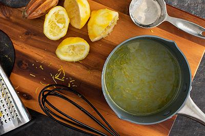 Spremete il succo e aggiungete acqua e limone