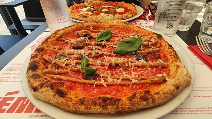 Wema a Torino, recensione: la pizzeria che vorrebbe essere napoletana, ma per fortuna non ci riesce