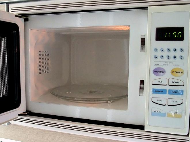 Microwave_oven_(interior)