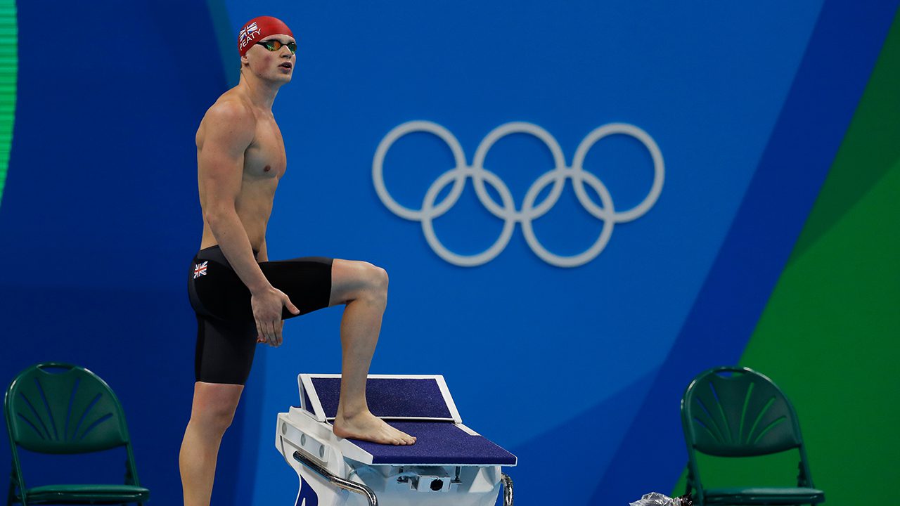 Adam Peaty, nuotatore e genero di Gordon Ramsay, trova dei vermi nel pesce del Villaggio Olimpico, e scoppia un caso