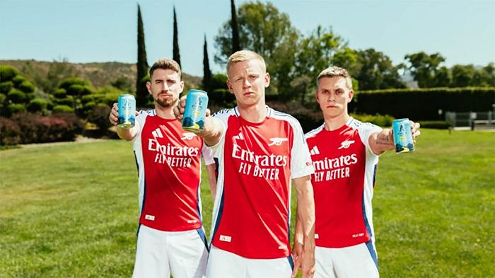 La birra analcolica entra ufficialmente nel mondo dei grandi club del calcio: ecco il nuovo sponsor dell’Arsenal