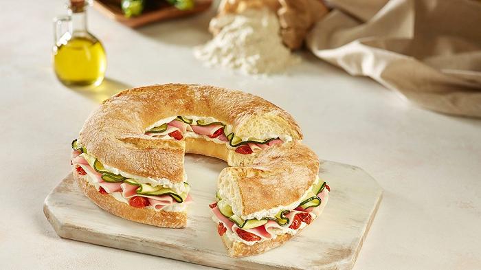 Autogrill firma un panino con PizzAut, ma la frase “parte del ricavato” non funziona più