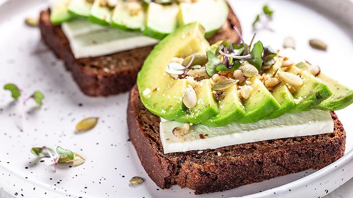 Come si mangia l’avocado, le sue proprietà e alcune ricette particolari