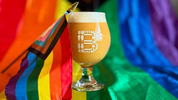 Un birrificio crea “la birra più gay che si possa immaginare” in risposta alle minacce ricevute