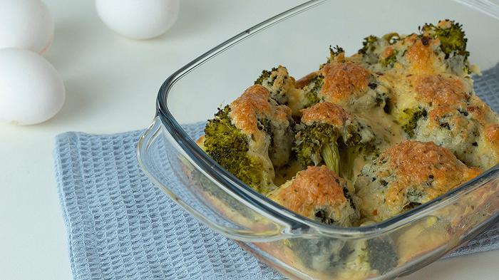 Broccoli gratinati, la ricetta con formaggio e uova al forno