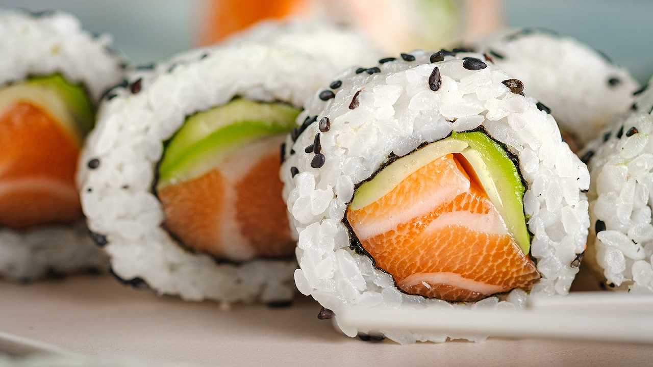 Sei miti sul sushi da sfatare (e perché c’è tutto quel salmone)