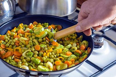 Saltate le verdure e cuocete l'uovo